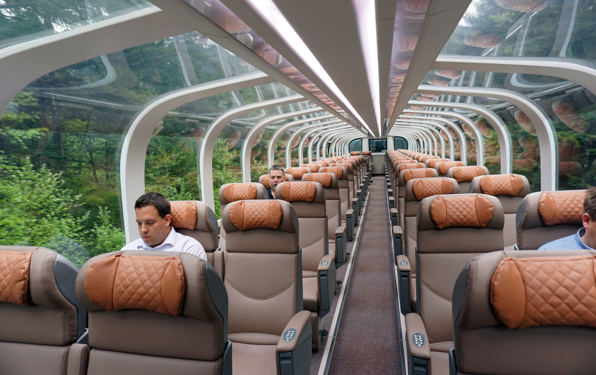 Remise à neuf complète des voitures panoramiques à deux niveaux « Goldleaf » de Rocky Mountaineer