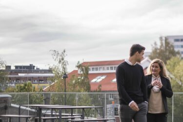 To kolleger i SYSTRA Norge i samtale utendørs.