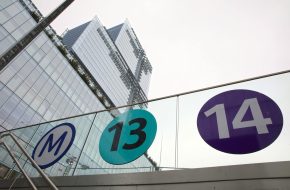 Accès à la sation Porte de Clichy vers le Tribunal de Paris, Ligne 14, Paris, 2021
